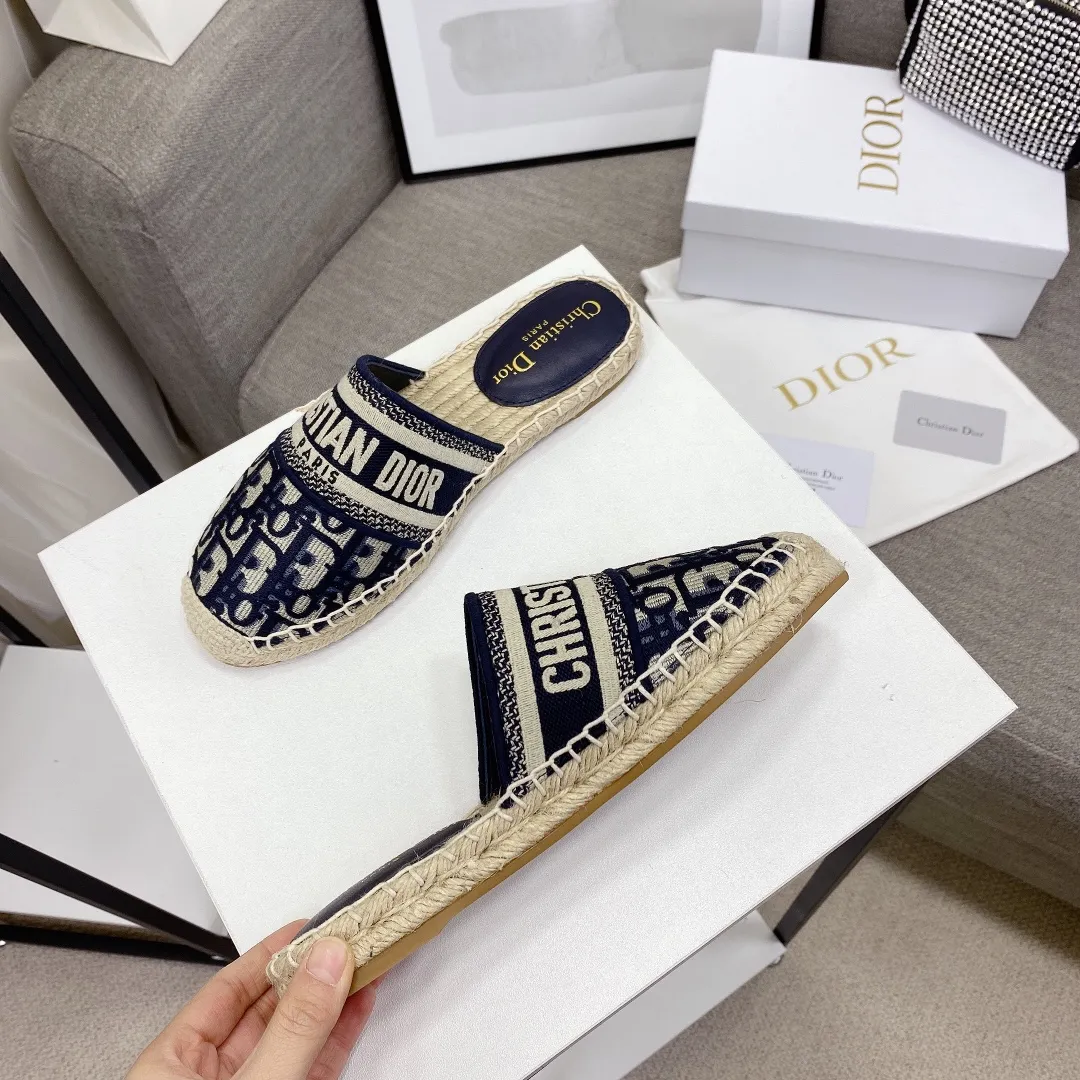 👟👟Ex-factory price👟👟Ex-factory price 400👟👟 Women's shoes Women's clothing Top version (original embroidery one to one method) If you want cheaper, please bypass Dior | Dior ²⁰²¹𝐬𝐬🧡💚2021 early spring new products Top version ⚠️The counter features the latest fisherman shoe series New hard goods 🆕❥Purchase level! Full of high-end feel! A popular model among bloggers at home and abroad, it’s retro and fashionable and looks amazing on your feet! Mainly recommended model on the official website ★━━━━━ ЅᏇєєt ━━━━━▪️ Upper: Original copy of pure cotton thread ➕ Three-dimensional electric embroidery ▪️ Lining: Imported water-dyed sheepskin lining ▪️ Outsole: Original handmade hemp rope combination wear-resistant rubber outsole ▪️ Shoe size: 35-39 (40 is custom-made and cannot be returned or exchanged) ▪️